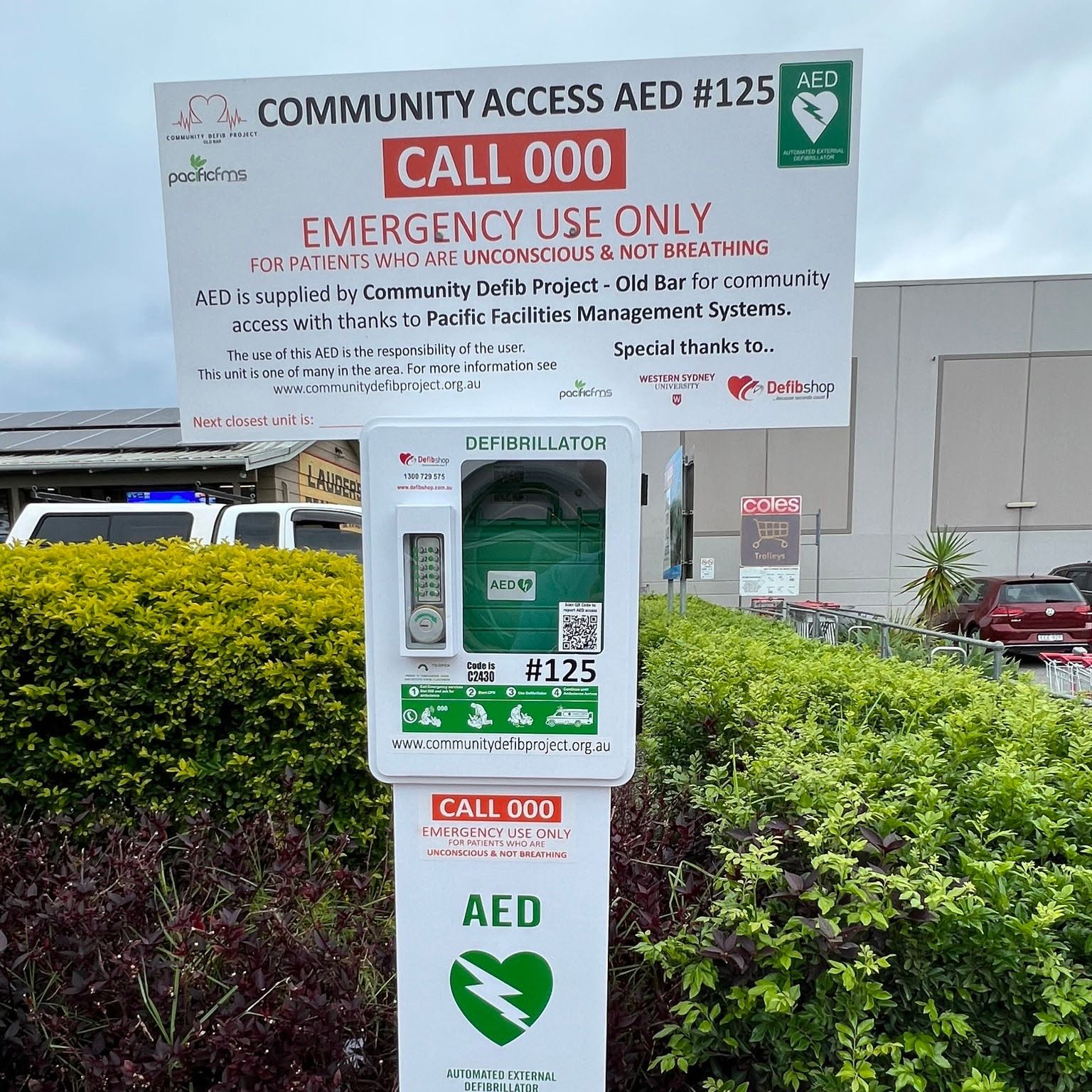 Community AED 125 with cabinet, stand and emergency signage